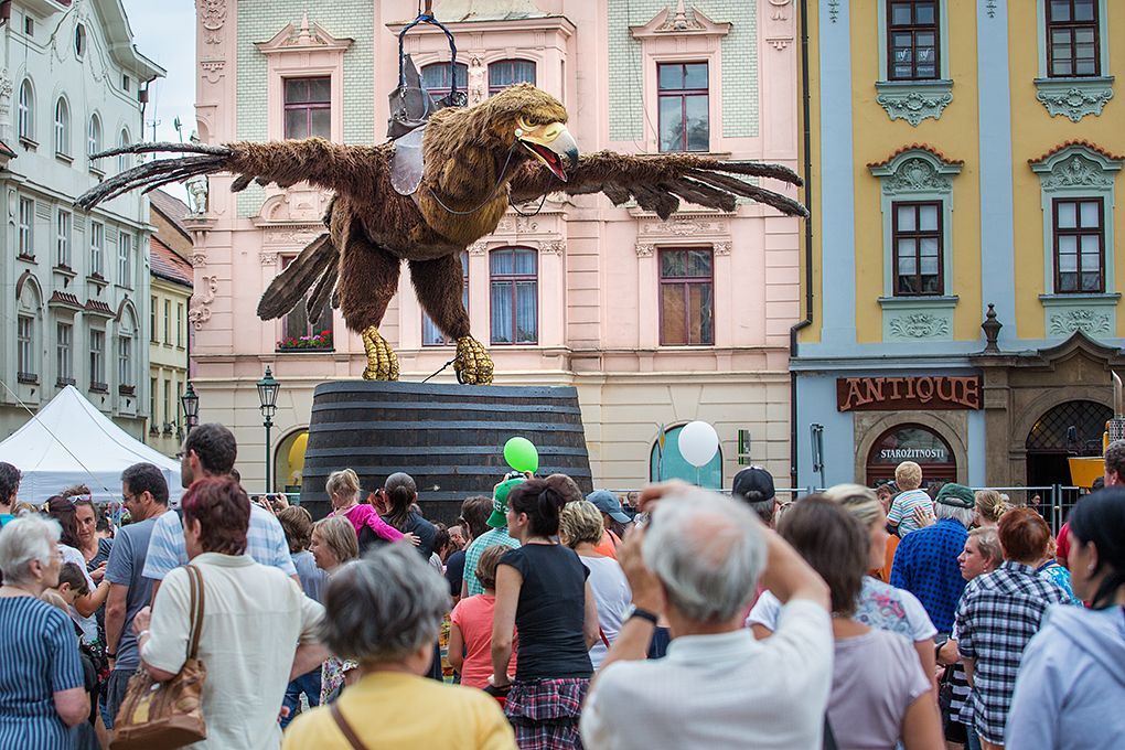 Obří loutky prošly centrem Plzně, od pátku do neděle je vidělo přes 100 tisíc lidí. Organizátoři z Plzeň 2015, kteří španělské marionety nabídli jako součást projektu Plzeň – Evropské hlavní město kultury 2015, označili akci za obrovský úspěch. Nejvíce diváků, a to celkem 45 tisíc, přilákal příběh loutek souboru Carros de Foc v sobotu. (foto: M. Chaloupka, 28.-30.8.2015)