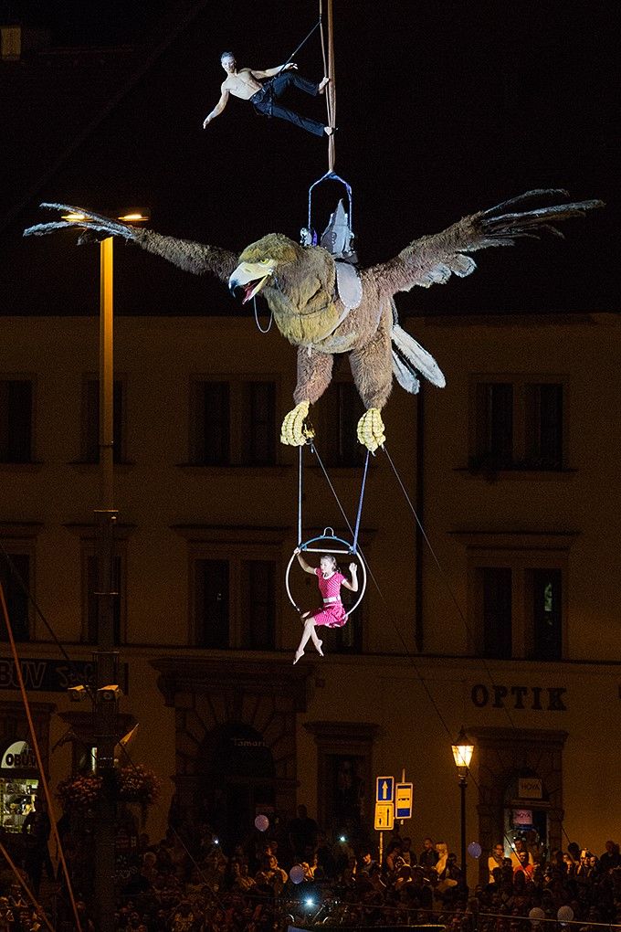 Obří loutky prošly centrem Plzně, od pátku do neděle je vidělo přes 100 tisíc lidí. Organizátoři z Plzeň 2015, kteří španělské marionety nabídli jako součást projektu Plzeň – Evropské hlavní město kultury 2015, označili akci za obrovský úspěch. Nejvíce diváků, a to celkem 45 tisíc, přilákal příběh loutek souboru Carros de Foc v sobotu. (foto: M. Chaloupka, 28.-30.8.2015)