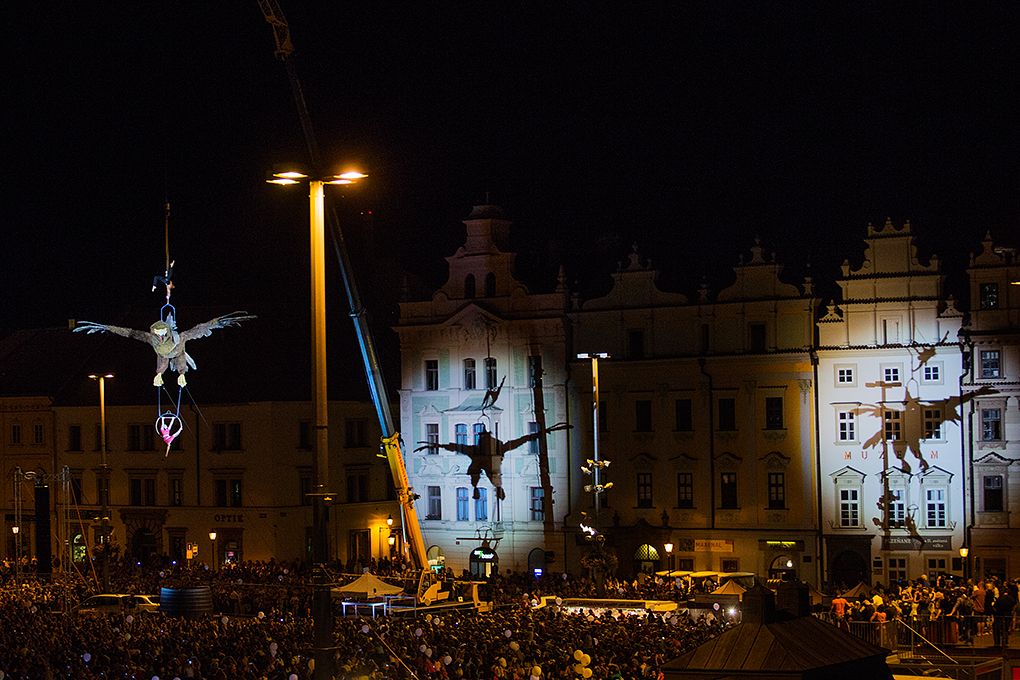 Obří loutky prošly centrem Plzně, od pátku do neděle je vidělo přes 100 tisíc lidí. Organizátoři z Plzeň 2015, kteří španělské marionety nabídli jako součást projektu Plzeň – Evropské hlavní město kultury 2015, označili akci za obrovský úspěch. Nejvíce diváků, a to celkem 45 tisíc, přilákal příběh loutek souboru Carros de Foc v sobotu. (foto: M. Chaloupka, 28.-30.8.2015)