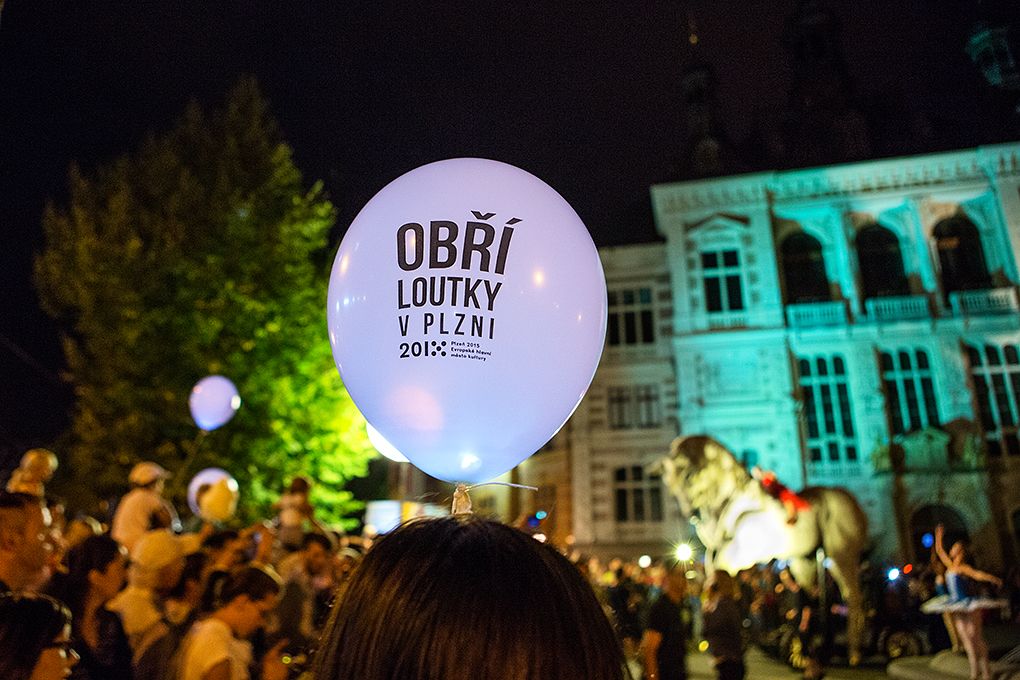 Obří loutky prošly centrem Plzně, od pátku do neděle je vidělo přes 100 tisíc lidí. Organizátoři z Plzeň 2015, kteří španělské marionety nabídli jako součást projektu Plzeň – Evropské hlavní město kultury 2015, označili akci za obrovský úspěch. Nejvíce diváků, a to celkem 45 tisíc, přilákal příběh loutek souboru Carros de Foc v sobotu. (foto: M. Chaloupka, 28.-30.8.2015)