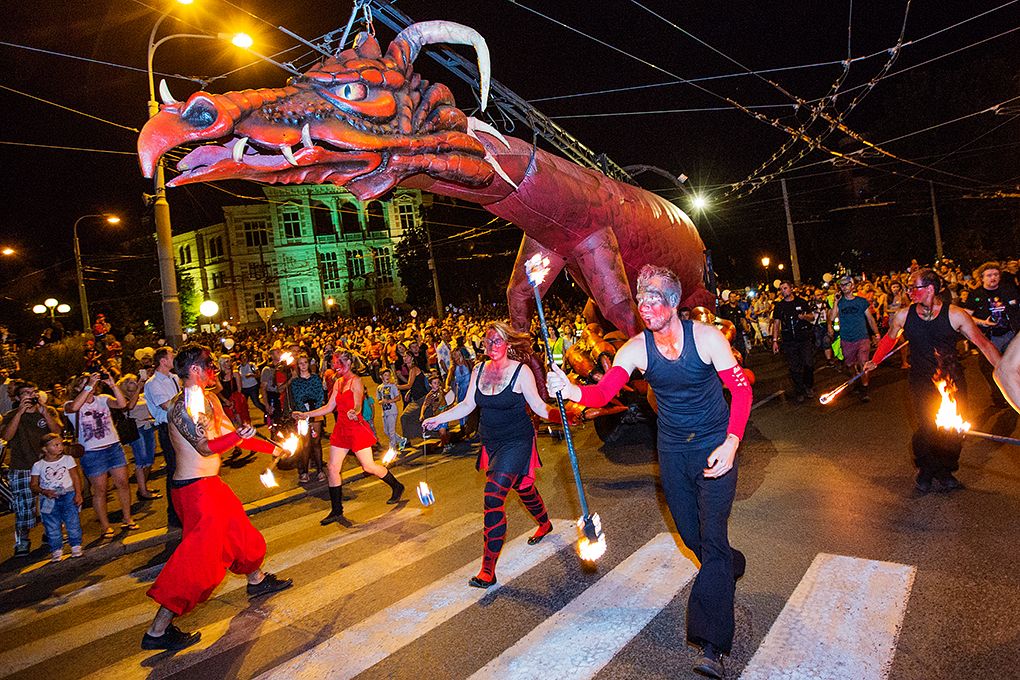 Obří loutky prošly centrem Plzně, od pátku do neděle je vidělo přes 100 tisíc lidí. Organizátoři z Plzeň 2015, kteří španělské marionety nabídli jako součást projektu Plzeň – Evropské hlavní město kultury 2015, označili akci za obrovský úspěch. Nejvíce diváků, a to celkem 45 tisíc, přilákal příběh loutek souboru Carros de Foc v sobotu. (foto: M. Chaloupka, 28.-30.8.2015)