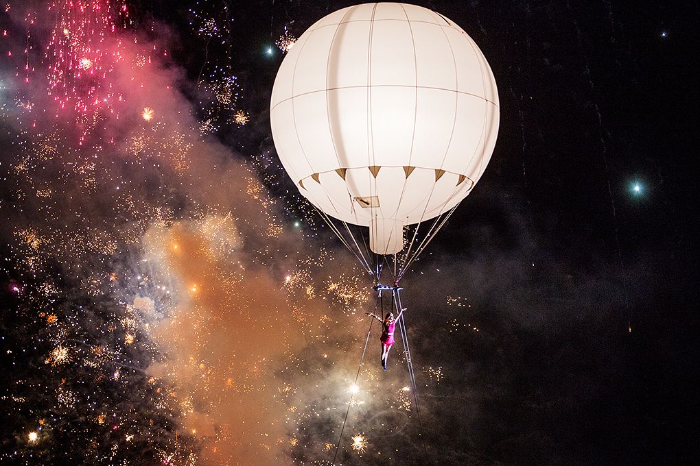 Obří loutky prošly centrem Plzně, od pátku do neděle je vidělo přes 100 tisíc lidí. Organizátoři z Plzeň 2015, kteří španělské marionety nabídli jako součást projektu Plzeň – Evropské hlavní město kultury 2015, označili akci za obrovský úspěch. Nejvíce diváků, a to celkem 45 tisíc, přilákal příběh loutek souboru Carros de Foc v sobotu. (foto: M. Chaloupka, 28.-30.8.2015)