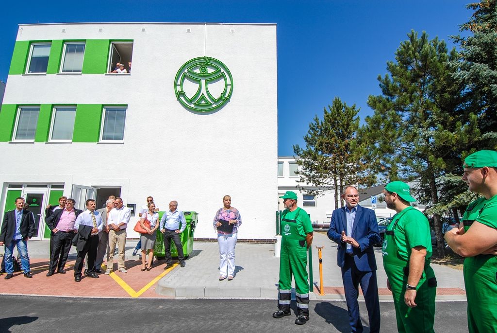 V úterý 1. září budou poprvé svážet komunální a separovaný odpad v Plzni vozy městské společnosti Čistá Plzeň. Jednotný systém nakládání s odpadem pokryje všechny plzeňské domácnosti. Lidem se navíc výrazně sníží poplatky za odvoz komunálního odpadu. Provoz společnosti Čistá Plzeň byl slavnostně zahájen v pondělí 31. srpna 2015.