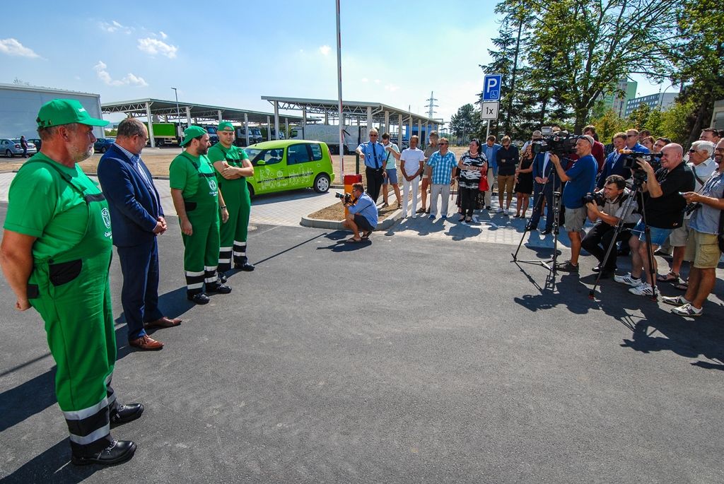 V úterý 1. září budou poprvé svážet komunální a separovaný odpad v Plzni vozy městské společnosti Čistá Plzeň. Jednotný systém nakládání s odpadem pokryje všechny plzeňské domácnosti. Lidem se navíc výrazně sníží poplatky za odvoz komunálního odpadu. Provoz společnosti Čistá Plzeň byl slavnostně zahájen v pondělí 31. srpna 2015.