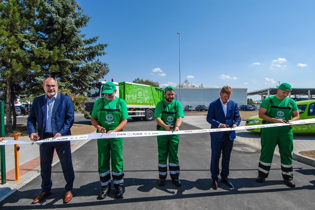 V úterý 1. září budou poprvé svážet komunální a separovaný odpad v Plzni vozy městské společnosti Čistá Plzeň. Jednotný systém nakládání s odpadem pokryje všechny plzeňské domácnosti. Lidem se navíc výrazně sníží poplatky za odvoz komunálního odpadu. Provoz společnosti Čistá Plzeň byl slavnostně zahájen v pondělí 31. srpna 2015.