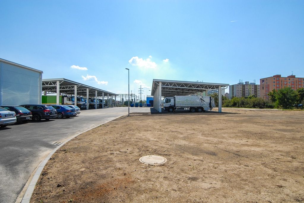 V úterý 1. září budou poprvé svážet komunální a separovaný odpad v Plzni vozy městské společnosti Čistá Plzeň. Jednotný systém nakládání s odpadem pokryje všechny plzeňské domácnosti. Lidem se navíc výrazně sníží poplatky za odvoz komunálního odpadu. Provoz společnosti Čistá Plzeň byl slavnostně zahájen v pondělí 31. srpna 2015.