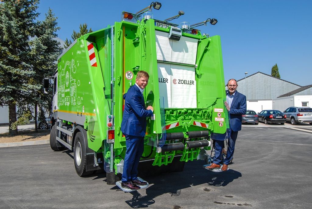 V úterý 1. září budou poprvé svážet komunální a separovaný odpad v Plzni vozy městské společnosti Čistá Plzeň. Jednotný systém nakládání s odpadem pokryje všechny plzeňské domácnosti. Lidem se navíc výrazně sníží poplatky za odvoz komunálního odpadu. Provoz společnosti Čistá Plzeň byl slavnostně zahájen v pondělí 31. srpna 2015.