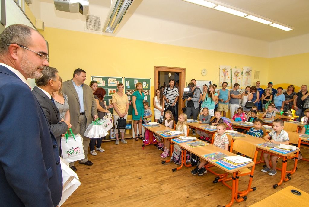 Speciální a v České republice ojedinělé roboty mají nově k dispozici děti na prvním stupni Masarykovy základní školy v Plzni. Škola, jež se profiluje směrem k informatice a informačním technologiím, využije roboty Dash & Dot v předmětech, jako jsou hudební výchova, matematika nebo angličtina. Roboty Lego Mindstorms Education EV3 pak dostanou starší žáci. Vybavení poskytl škole její zřizovatel, město Plzeň. U příležitosti zahájení školního roku 2015/2016 školu dnes navštívili primátor Martin Zrzavecký a resortní náměstkyně Eva Herinková.