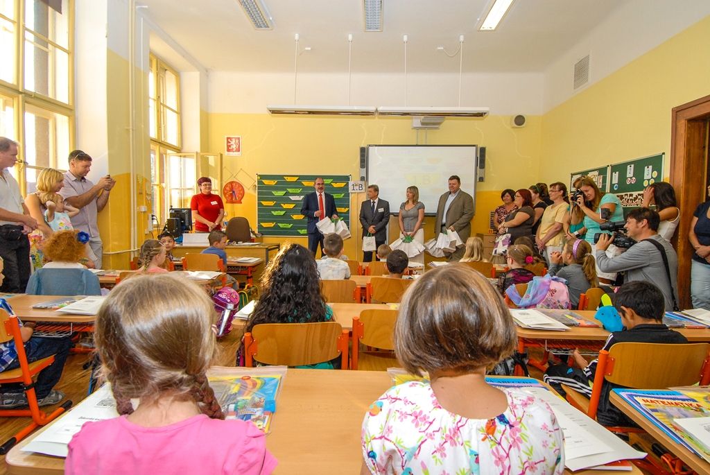 Speciální a v České republice ojedinělé roboty mají nově k dispozici děti na prvním stupni Masarykovy základní školy v Plzni. Škola, jež se profiluje směrem k informatice a informačním technologiím, využije roboty Dash & Dot v předmětech, jako jsou hudební výchova, matematika nebo angličtina. Roboty Lego Mindstorms Education EV3 pak dostanou starší žáci. Vybavení poskytl škole její zřizovatel, město Plzeň. U příležitosti zahájení školního roku 2015/2016 školu dnes navštívili primátor Martin Zrzavecký a resortní náměstkyně Eva Herinková.