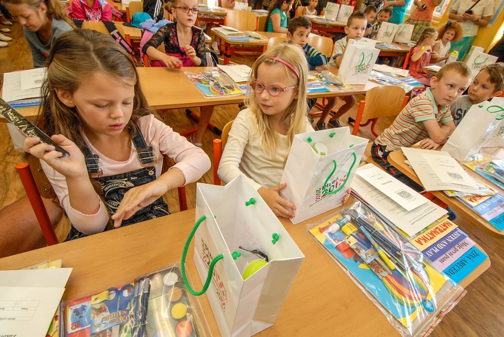Speciální a v České republice ojedinělé roboty mají nově k dispozici děti na prvním stupni Masarykovy základní školy v Plzni. Škola, jež se profiluje směrem k informatice a informačním technologiím, využije roboty Dash & Dot v předmětech, jako jsou hudební výchova, matematika nebo angličtina. Roboty Lego Mindstorms Education EV3 pak dostanou starší žáci. Vybavení poskytl škole její zřizovatel, město Plzeň. U příležitosti zahájení školního roku 2015/2016 školu dnes navštívili primátor Martin Zrzavecký a resortní náměstkyně Eva Herinková.