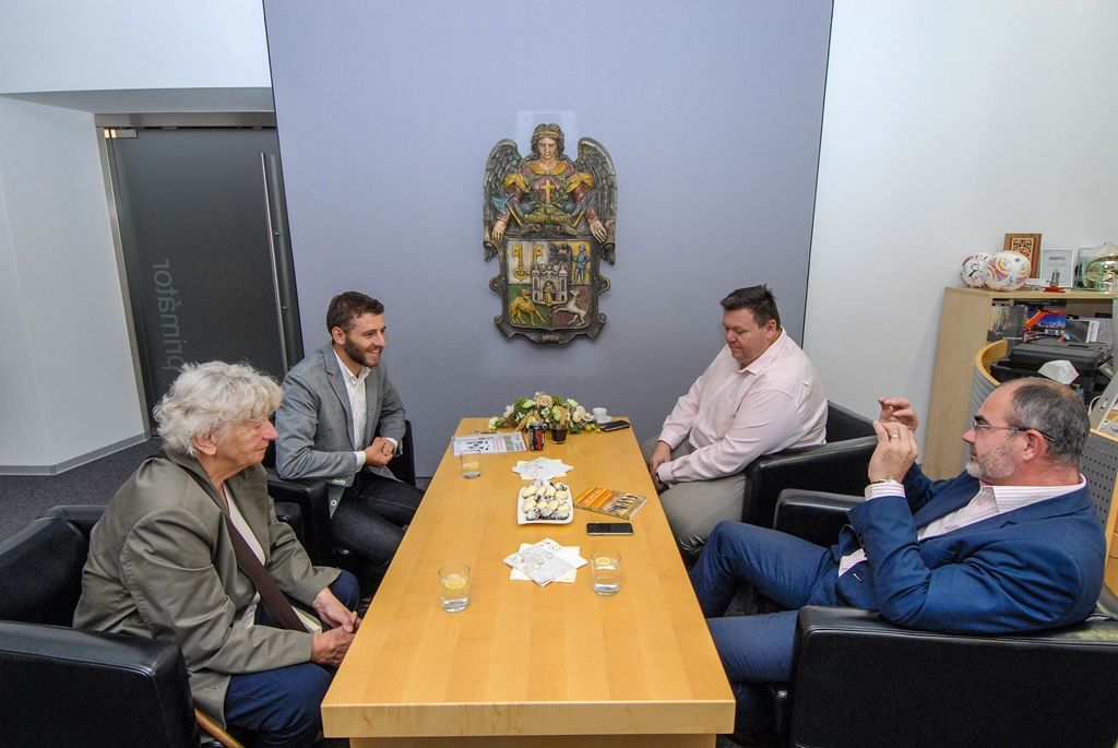 „Jsem trochu dobrodruh, věřím v solidaritu a podobné hodnoty,“ prozradil na sebe Vojtěch Bílý, když se dnes (4.9.2015) setkal s primátorem města Martinem Zrzaveckým. Ten mladého Plzeňana přijal na radnici vzhledem k jeho zásluhám v oblasti dobrovolnictví a působení ve Středoafrické republice.