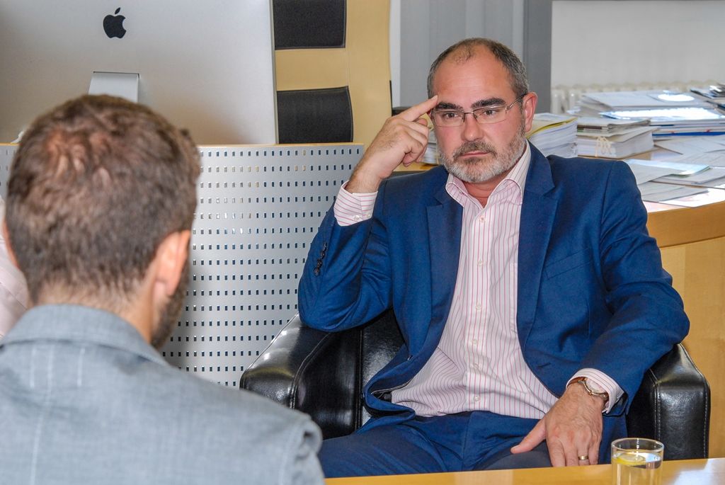 „Jsem trochu dobrodruh, věřím v solidaritu a podobné hodnoty,“ prozradil na sebe Vojtěch Bílý, když se dnes (4.9.2015) setkal s primátorem města Martinem Zrzaveckým. Ten mladého Plzeňana přijal na radnici vzhledem k jeho zásluhám v oblasti dobrovolnictví a působení ve Středoafrické republice.