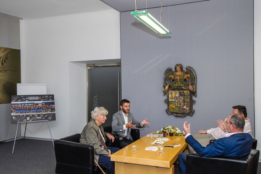 „Jsem trochu dobrodruh, věřím v solidaritu a podobné hodnoty,“ prozradil na sebe Vojtěch Bílý, když se dnes (4.9.2015) setkal s primátorem města Martinem Zrzaveckým. Ten mladého Plzeňana přijal na radnici vzhledem k jeho zásluhám v oblasti dobrovolnictví a působení ve Středoafrické republice.