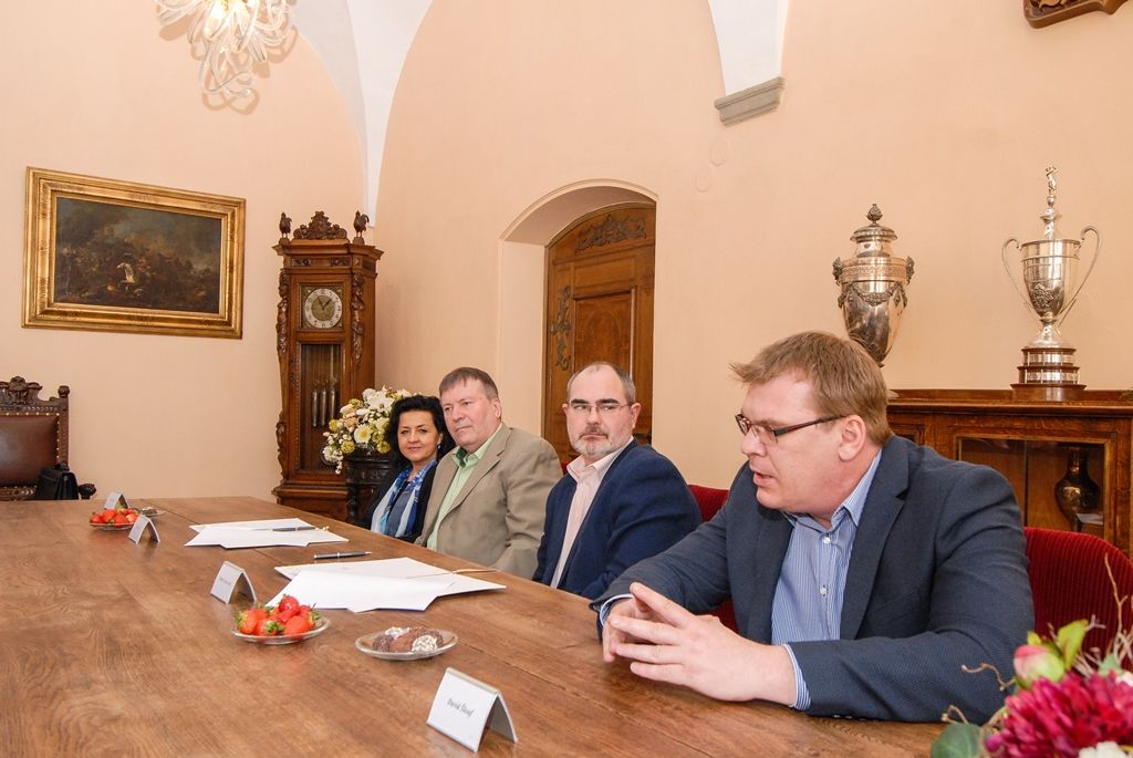 Město Plzeň a Diecézní charita Plzeň uzavřely dnes memorandum o vzájemné spolupráci. Ta se týká kooperace při začleňování osob ohrožených sociálním vyloučením či již sociálně vyloučených v oblasti zaměstnávání a zajištění bydlení. Memorandum obě strany uzavírají na dobu neurčitou, za město Plzeň jej podepsal primátor Martin Zrzavecký, za Diecézní charitu Plzeň její ředitel Jiří Lodr. (foto: 7.4.2016)