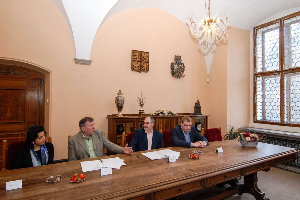 Město Plzeň a Diecézní charita Plzeň uzavřely dnes memorandum o vzájemné spolupráci. Ta se týká kooperace při začleňování osob ohrožených sociálním vyloučením či již sociálně vyloučených v oblasti zaměstnávání a zajištění bydlení. Memorandum obě strany uzavírají na dobu neurčitou, za město Plzeň jej podepsal primátor Martin Zrzavecký, za Diecézní charitu Plzeň její ředitel Jiří Lodr. (foto: 7.4.2016)