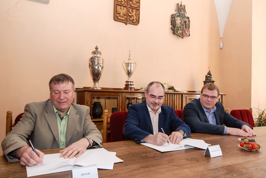 Město Plzeň a Diecézní charita Plzeň uzavřely dnes memorandum o vzájemné spolupráci. Ta se týká kooperace při začleňování osob ohrožených sociálním vyloučením či již sociálně vyloučených v oblasti zaměstnávání a zajištění bydlení. Memorandum obě strany uzavírají na dobu neurčitou, za město Plzeň jej podepsal primátor Martin Zrzavecký, za Diecézní charitu Plzeň její ředitel Jiří Lodr. (foto: 7.4.2016)