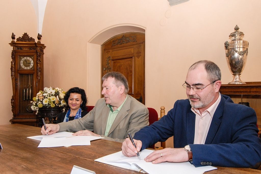 Město a charita podepsaly memorandum