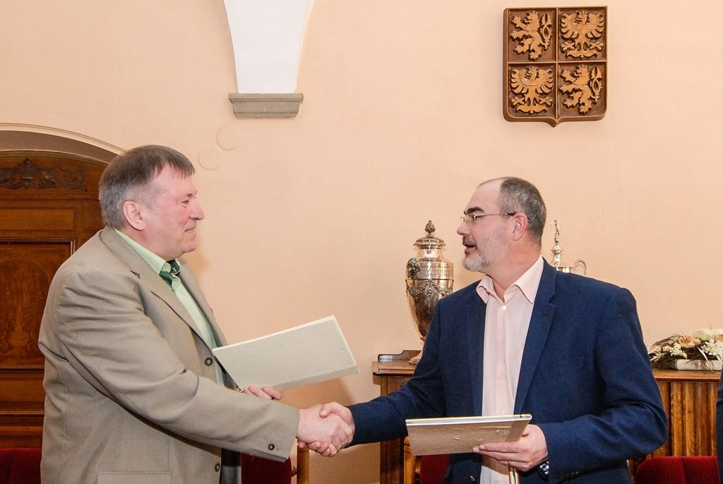 Město Plzeň a Diecézní charita Plzeň uzavřely dnes memorandum o vzájemné spolupráci. Ta se týká kooperace při začleňování osob ohrožených sociálním vyloučením či již sociálně vyloučených v oblasti zaměstnávání a zajištění bydlení. Memorandum obě strany uzavírají na dobu neurčitou, za město Plzeň jej podepsal primátor Martin Zrzavecký, za Diecézní charitu Plzeň její ředitel Jiří Lodr. (foto: 7.4.2016)