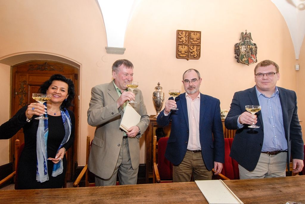 Město Plzeň a Diecézní charita Plzeň uzavřely dnes memorandum o vzájemné spolupráci. Ta se týká kooperace při začleňování osob ohrožených sociálním vyloučením či již sociálně vyloučených v oblasti zaměstnávání a zajištění bydlení. Memorandum obě strany uzavírají na dobu neurčitou, za město Plzeň jej podepsal primátor Martin Zrzavecký, za Diecézní charitu Plzeň její ředitel Jiří Lodr. (foto: 7.4.2016)