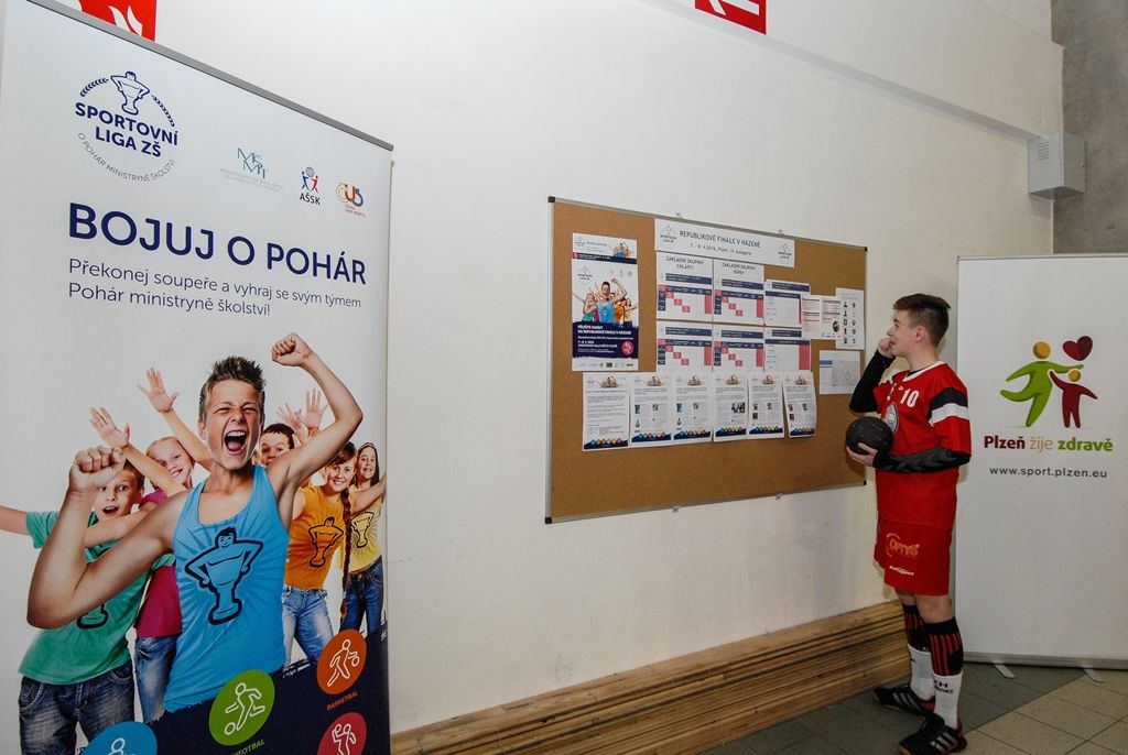 Dvanáct nejlepších žákovských týmů z celé České republiky se ve čtvrtek odpoledne pustilo do bojů o Pohár ministryně školství v házené, městská sportovní hala na Slovanech hostí finále Sportovní ligy základních škol. O prestižní trofej bojuje šest dívčích a stejný počet chlapeckých týmů. (foto: 7.4.2016)