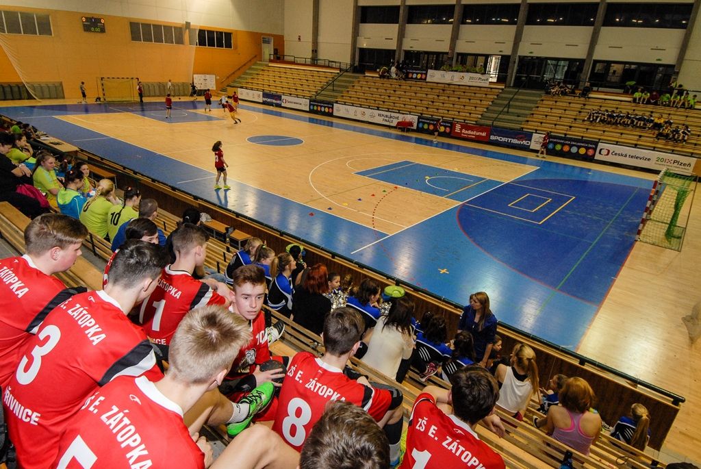 Dvanáct nejlepších žákovských týmů z celé České republiky se ve čtvrtek odpoledne pustilo do bojů o Pohár ministryně školství v házené, městská sportovní hala na Slovanech hostí finále Sportovní ligy základních škol. O prestižní trofej bojuje šest dívčích a stejný počet chlapeckých týmů. (foto: 7.4.2016)