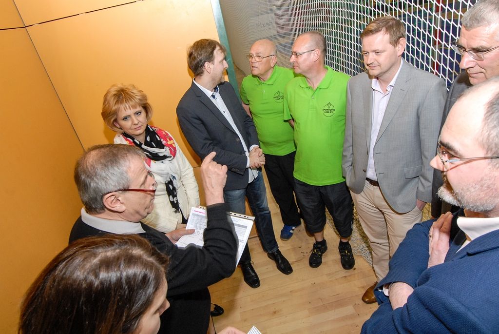 Dvanáct nejlepších žákovských týmů z celé České republiky se ve čtvrtek odpoledne pustilo do bojů o Pohár ministryně školství v házené, městská sportovní hala na Slovanech hostí finále Sportovní ligy základních škol. O prestižní trofej bojuje šest dívčích a stejný počet chlapeckých týmů. (foto: 7.4.2016)