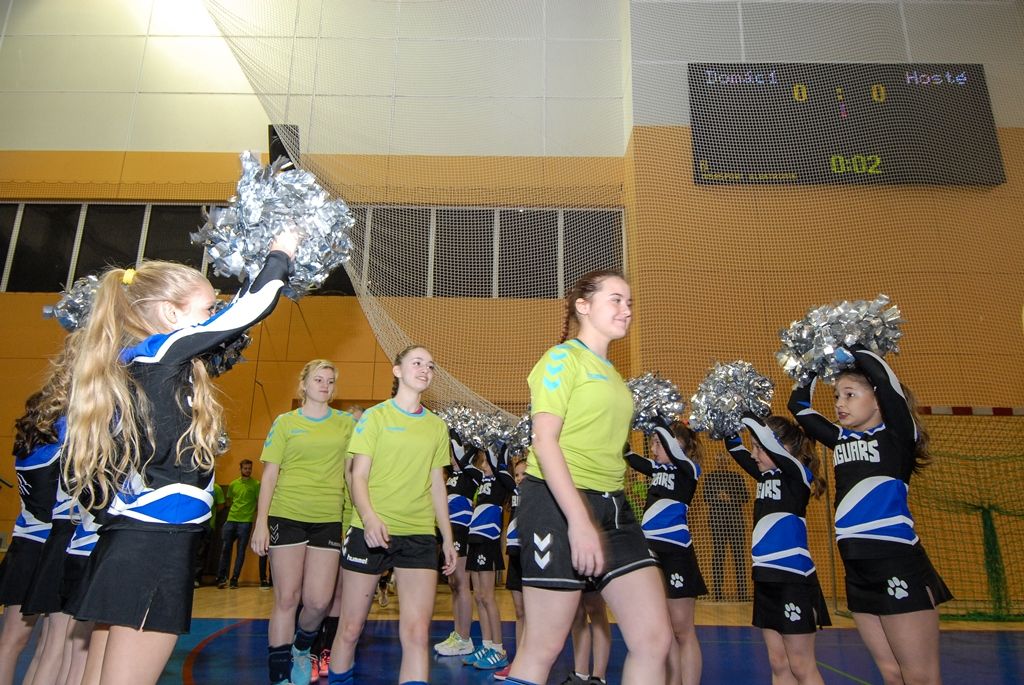 Dvanáct nejlepších žákovských týmů z celé České republiky se ve čtvrtek odpoledne pustilo do bojů o Pohár ministryně školství v házené, městská sportovní hala na Slovanech hostí finále Sportovní ligy základních škol. O prestižní trofej bojuje šest dívčích a stejný počet chlapeckých týmů. (foto: 7.4.2016)