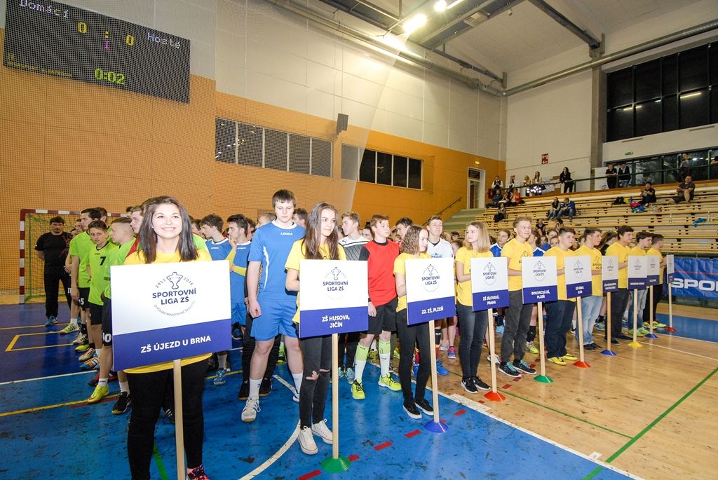 Dvanáct nejlepších žákovských týmů z celé České republiky se ve čtvrtek odpoledne pustilo do bojů o Pohár ministryně školství v házené, městská sportovní hala na Slovanech hostí finále Sportovní ligy základních škol. O prestižní trofej bojuje šest dívčích a stejný počet chlapeckých týmů. (foto: 7.4.2016)