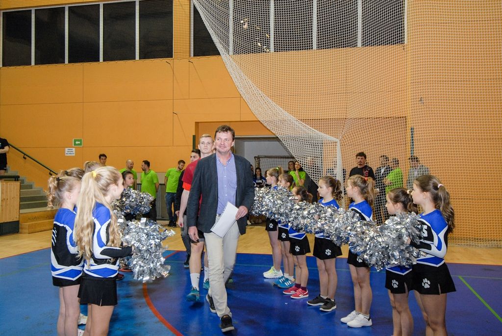 Dvanáct nejlepších žákovských týmů z celé České republiky se ve čtvrtek odpoledne pustilo do bojů o Pohár ministryně školství v házené, městská sportovní hala na Slovanech hostí finále Sportovní ligy základních škol. O prestižní trofej bojuje šest dívčích a stejný počet chlapeckých týmů. (foto: 7.4.2016)