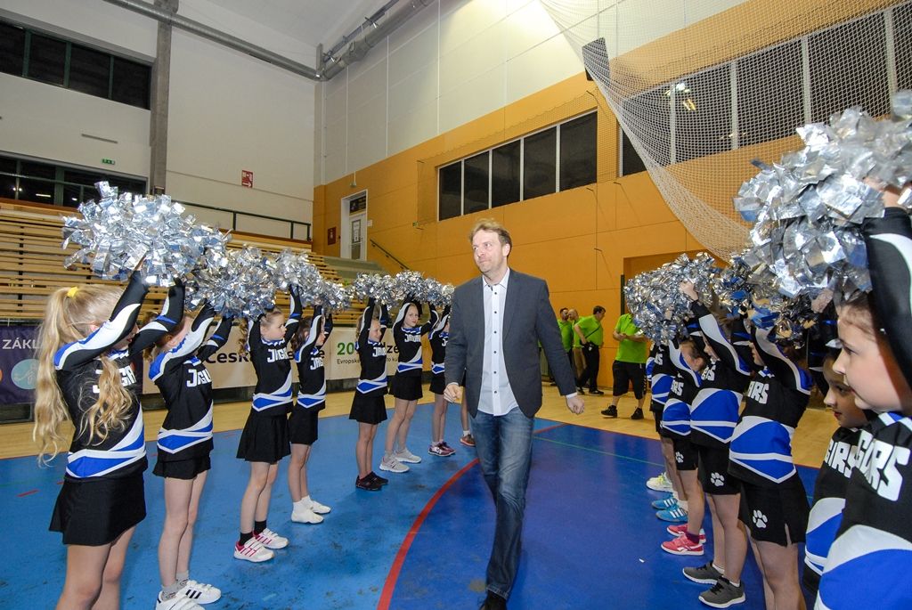 Dvanáct nejlepších žákovských týmů z celé České republiky se ve čtvrtek odpoledne pustilo do bojů o Pohár ministryně školství v házené, městská sportovní hala na Slovanech hostí finále Sportovní ligy základních škol. O prestižní trofej bojuje šest dívčích a stejný počet chlapeckých týmů. (foto: 7.4.2016)
