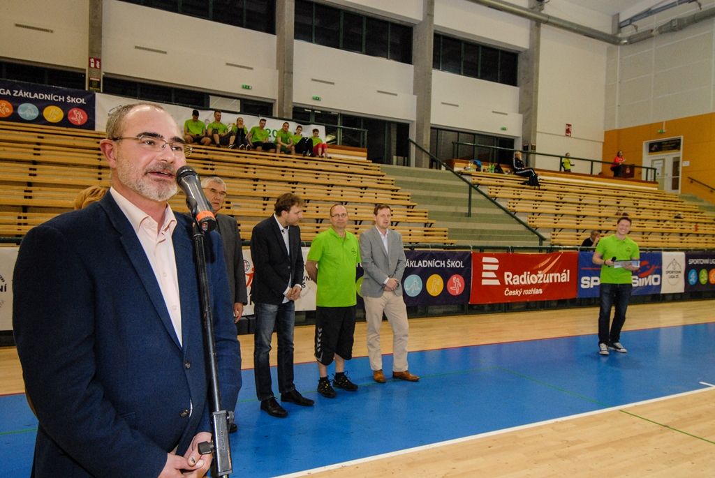 Dvanáct nejlepších žákovských týmů z celé České republiky se ve čtvrtek odpoledne pustilo do bojů o Pohár ministryně školství v házené, městská sportovní hala na Slovanech hostí finále Sportovní ligy základních škol. O prestižní trofej bojuje šest dívčích a stejný počet chlapeckých týmů. (foto: 7.4.2016)