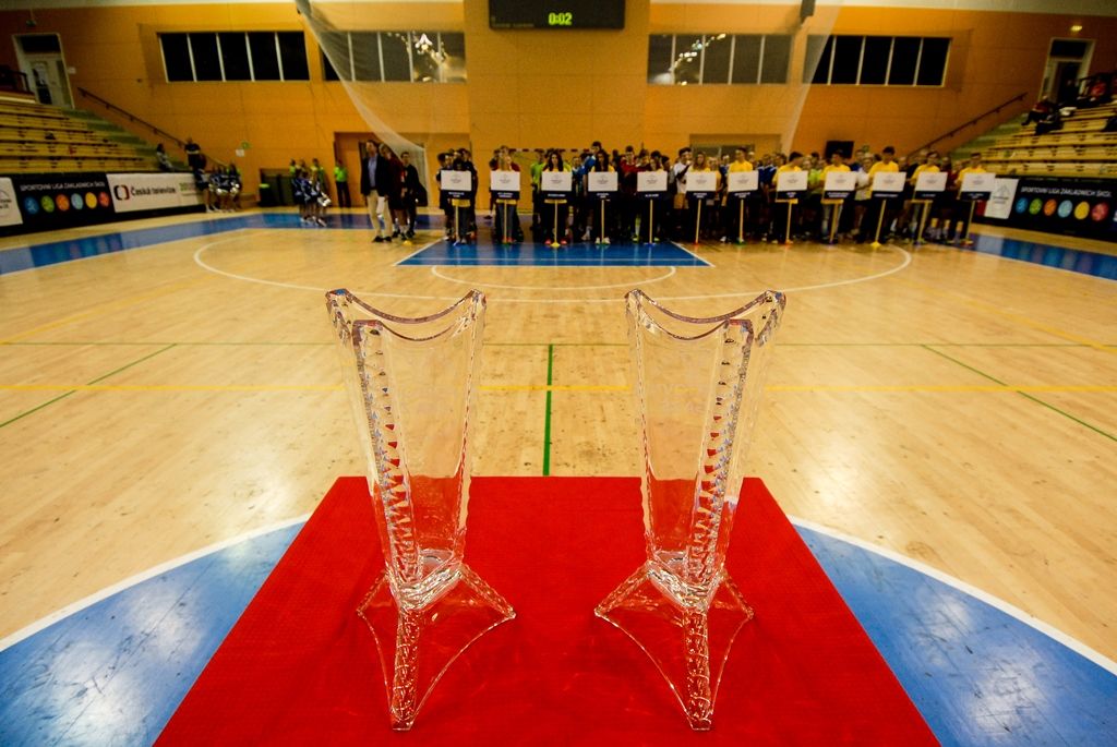 Dvanáct nejlepších žákovských týmů z celé České republiky se ve čtvrtek odpoledne pustilo do bojů o Pohár ministryně školství v házené, městská sportovní hala na Slovanech hostí finále Sportovní ligy základních škol. O prestižní trofej bojuje šest dívčích a stejný počet chlapeckých týmů. (foto: 7.4.2016)