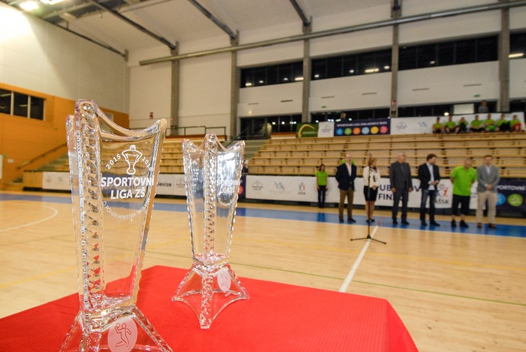 Dvanáct nejlepších žákovských týmů z celé České republiky se ve čtvrtek odpoledne pustilo do bojů o Pohár ministryně školství v házené, městská sportovní hala na Slovanech hostí finále Sportovní ligy základních škol. O prestižní trofej bojuje šest dívčích a stejný počet chlapeckých týmů. (foto: 7.4.2016)