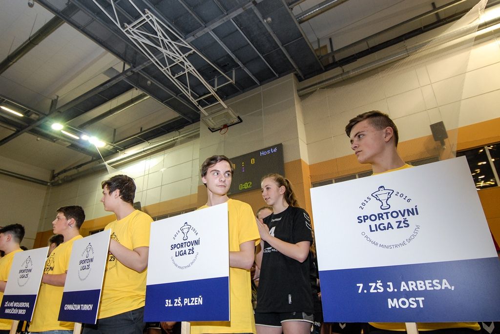Dvanáct nejlepších žákovských týmů z celé České republiky se ve čtvrtek odpoledne pustilo do bojů o Pohár ministryně školství v házené, městská sportovní hala na Slovanech hostí finále Sportovní ligy základních škol. O prestižní trofej bojuje šest dívčích a stejný počet chlapeckých týmů. (foto: 7.4.2016)