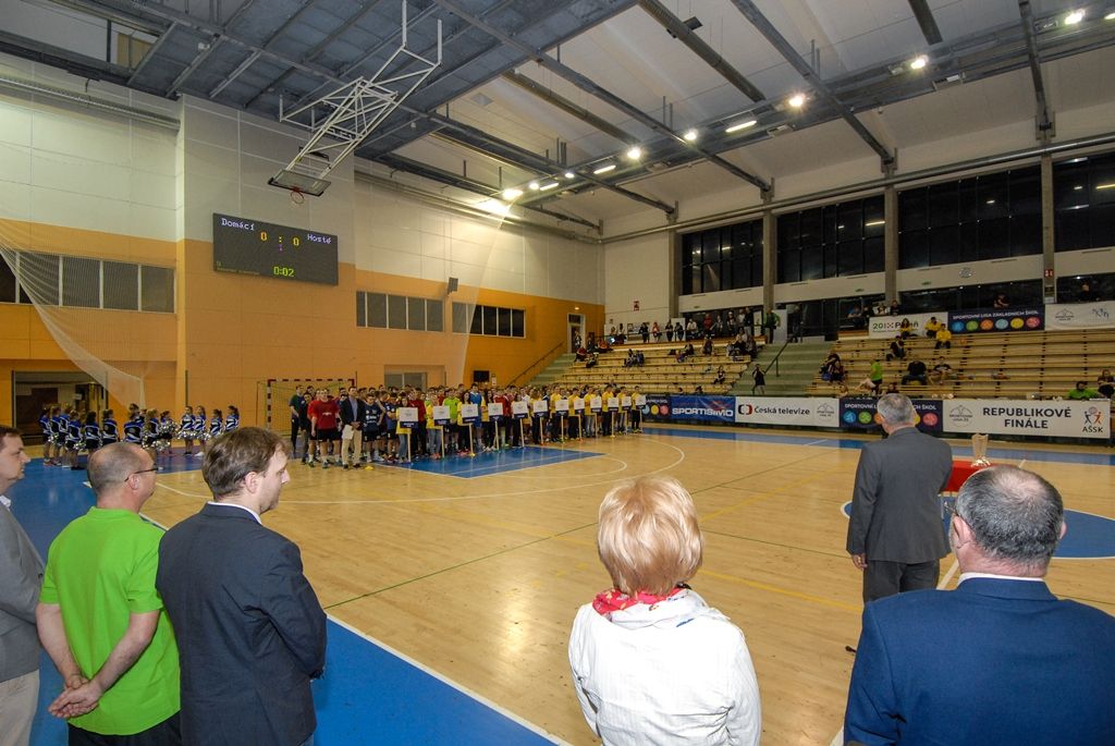 Dvanáct nejlepších žákovských týmů z celé České republiky se ve čtvrtek odpoledne pustilo do bojů o Pohár ministryně školství v házené, městská sportovní hala na Slovanech hostí finále Sportovní ligy základních škol. O prestižní trofej bojuje šest dívčích a stejný počet chlapeckých týmů. (foto: 7.4.2016)