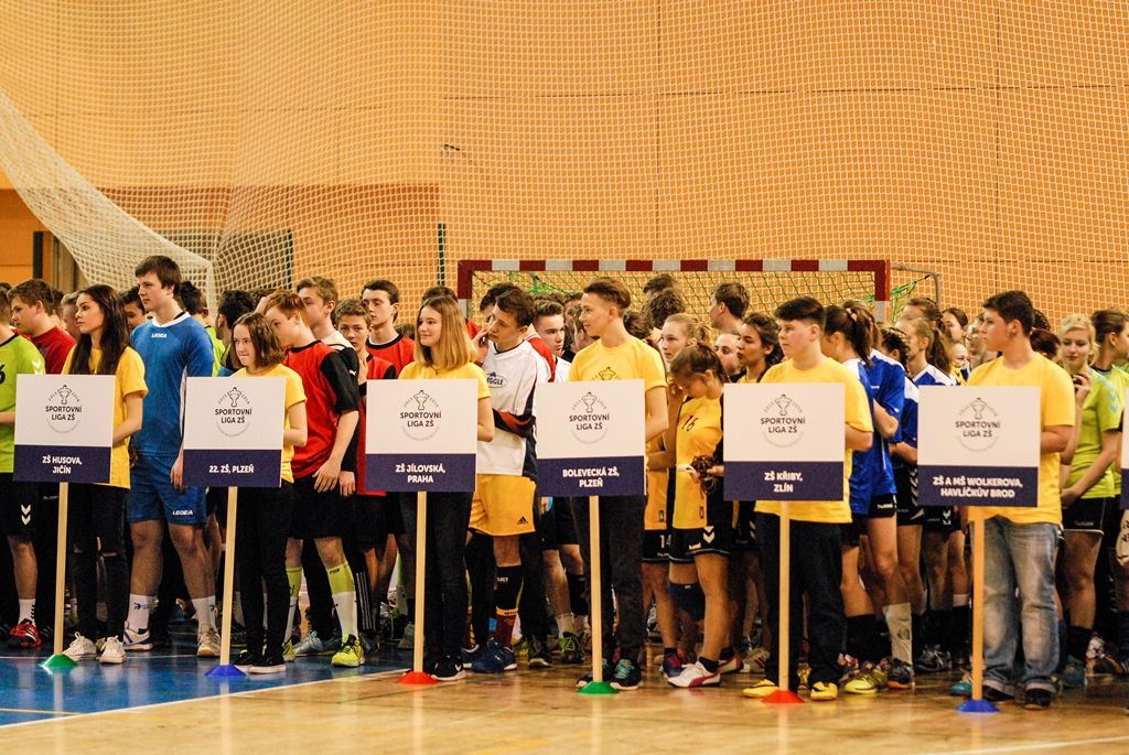 Dvanáct nejlepších žákovských týmů z celé České republiky se ve čtvrtek odpoledne pustilo do bojů o Pohár ministryně školství v házené, městská sportovní hala na Slovanech hostí finále Sportovní ligy základních škol. O prestižní trofej bojuje šest dívčích a stejný počet chlapeckých týmů. (foto: 7.4.2016)