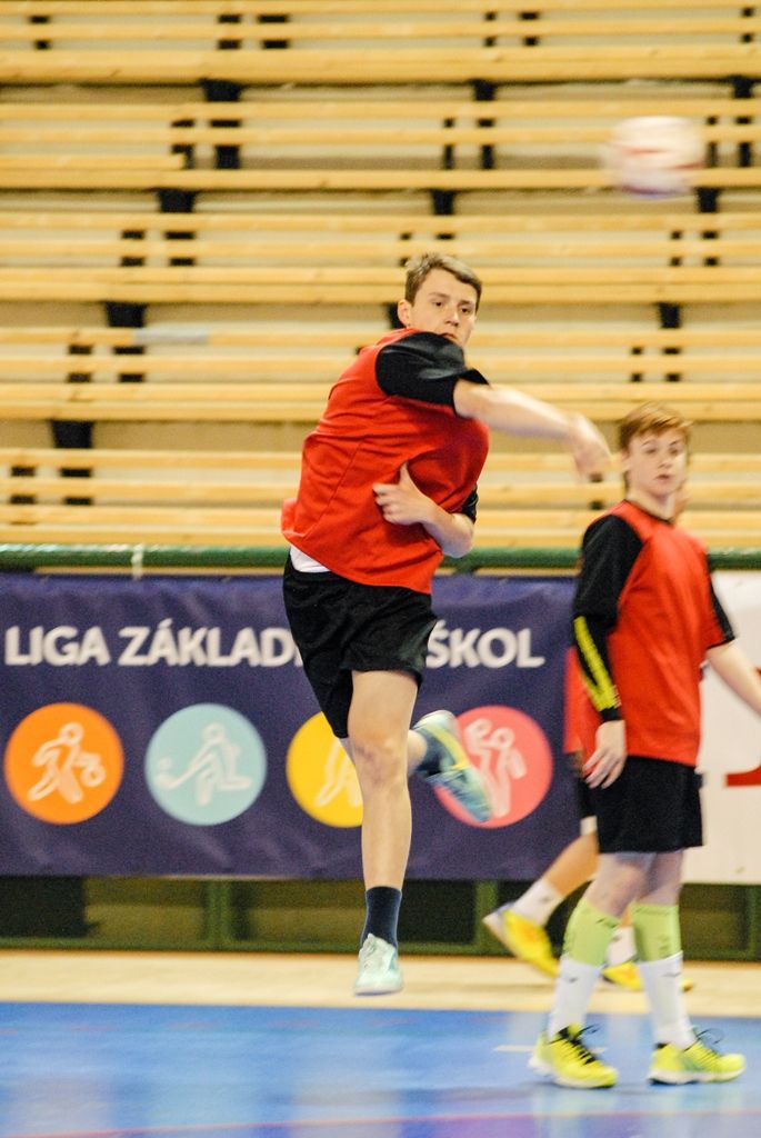 Dvanáct nejlepších žákovských týmů z celé České republiky se ve čtvrtek odpoledne pustilo do bojů o Pohár ministryně školství v házené, městská sportovní hala na Slovanech hostí finále Sportovní ligy základních škol. O prestižní trofej bojuje šest dívčích a stejný počet chlapeckých týmů. (foto: 7.4.2016)