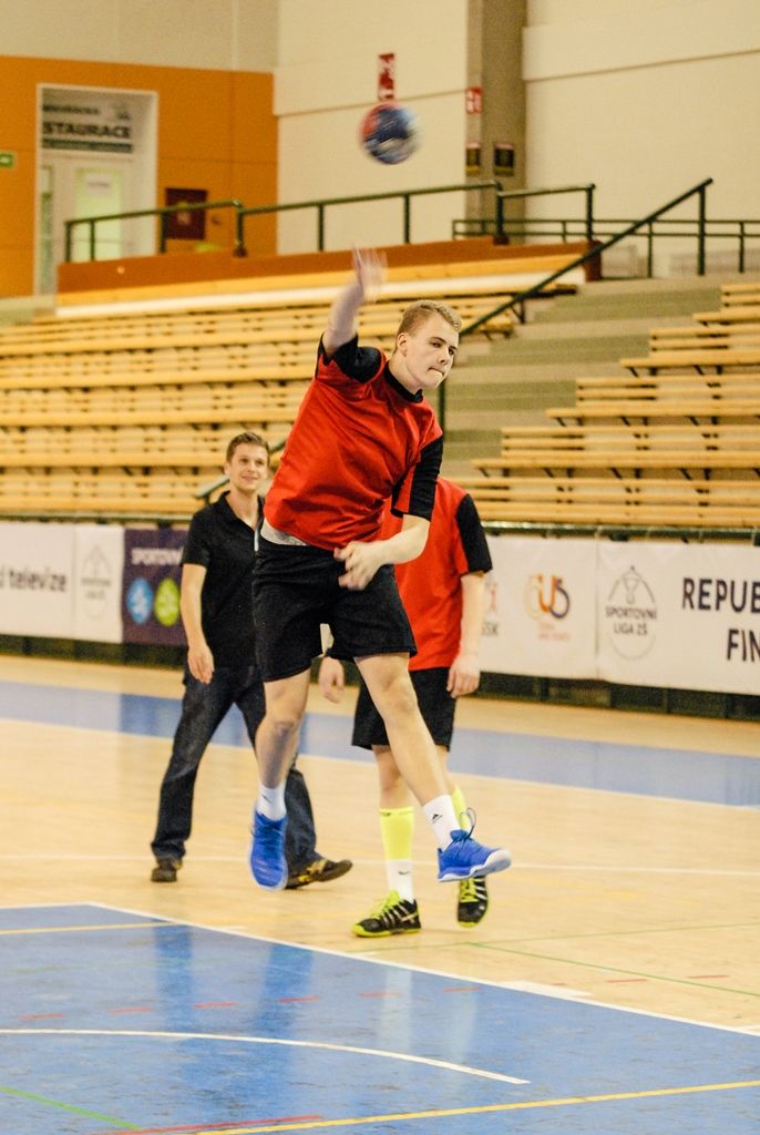 Dvanáct nejlepších žákovských týmů z celé České republiky se ve čtvrtek odpoledne pustilo do bojů o Pohár ministryně školství v házené, městská sportovní hala na Slovanech hostí finále Sportovní ligy základních škol. O prestižní trofej bojuje šest dívčích a stejný počet chlapeckých týmů. (foto: 7.4.2016)