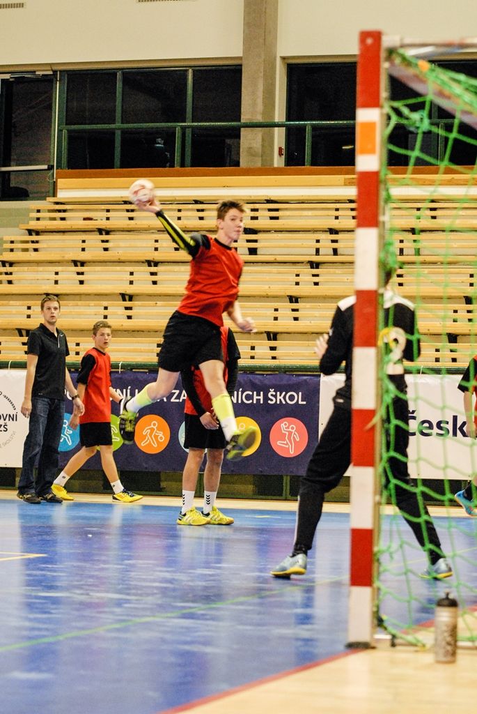 Dvanáct nejlepších žákovských týmů z celé České republiky se ve čtvrtek odpoledne pustilo do bojů o Pohár ministryně školství v házené, městská sportovní hala na Slovanech hostí finále Sportovní ligy základních škol. O prestižní trofej bojuje šest dívčích a stejný počet chlapeckých týmů. (foto: 7.4.2016)