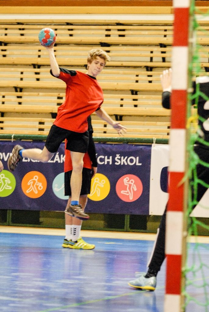 Dvanáct nejlepších žákovských týmů z celé České republiky se ve čtvrtek odpoledne pustilo do bojů o Pohár ministryně školství v házené, městská sportovní hala na Slovanech hostí finále Sportovní ligy základních škol. O prestižní trofej bojuje šest dívčích a stejný počet chlapeckých týmů. (foto: 7.4.2016)