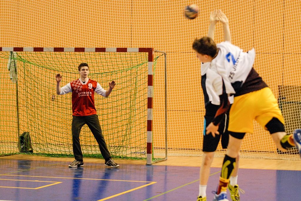 Dvanáct nejlepších žákovských týmů z celé České republiky se ve čtvrtek odpoledne pustilo do bojů o Pohár ministryně školství v házené, městská sportovní hala na Slovanech hostí finále Sportovní ligy základních škol. O prestižní trofej bojuje šest dívčích a stejný počet chlapeckých týmů. (foto: 7.4.2016)