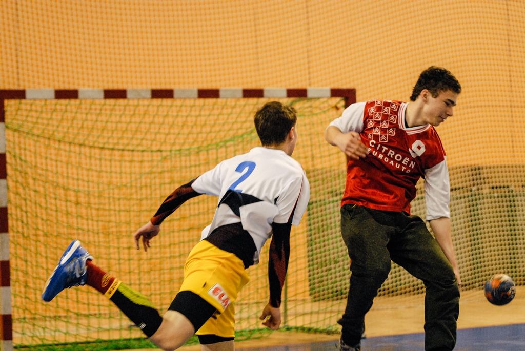 Dvanáct nejlepších žákovských týmů z celé České republiky se ve čtvrtek odpoledne pustilo do bojů o Pohár ministryně školství v házené, městská sportovní hala na Slovanech hostí finále Sportovní ligy základních škol. O prestižní trofej bojuje šest dívčích a stejný počet chlapeckých týmů. (foto: 7.4.2016)