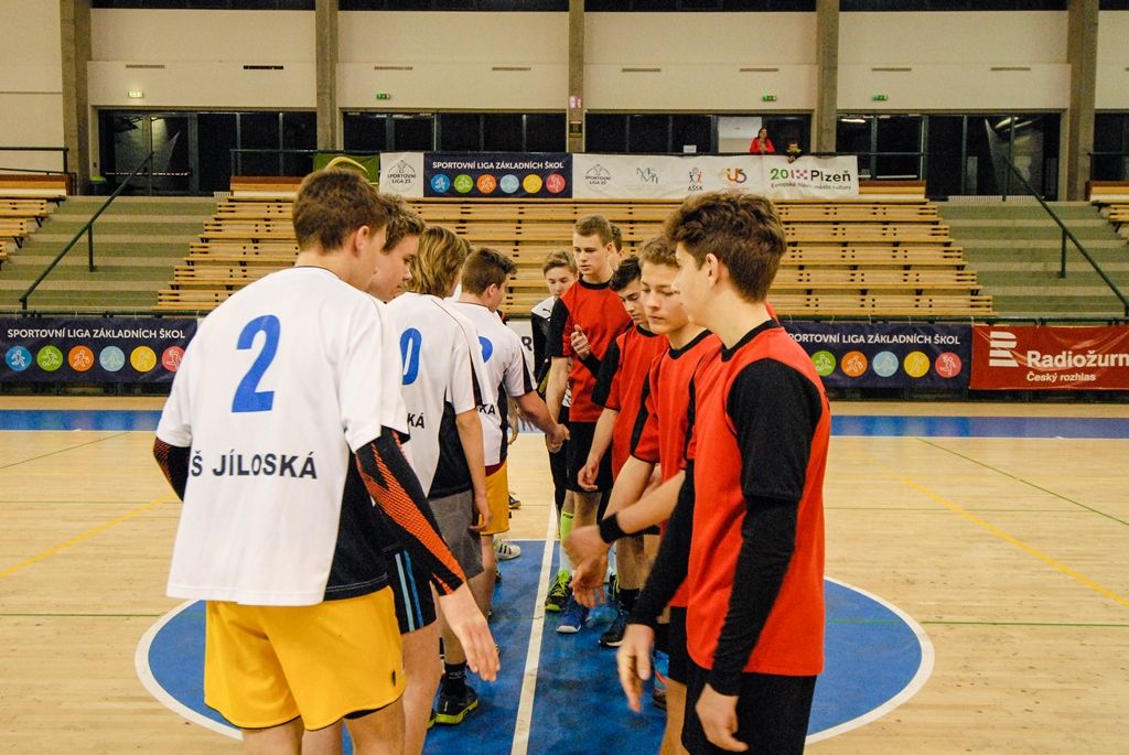 Dvanáct nejlepších žákovských týmů z celé České republiky se ve čtvrtek odpoledne pustilo do bojů o Pohár ministryně školství v házené, městská sportovní hala na Slovanech hostí finále Sportovní ligy základních škol. O prestižní trofej bojuje šest dívčích a stejný počet chlapeckých týmů. (foto: 7.4.2016)