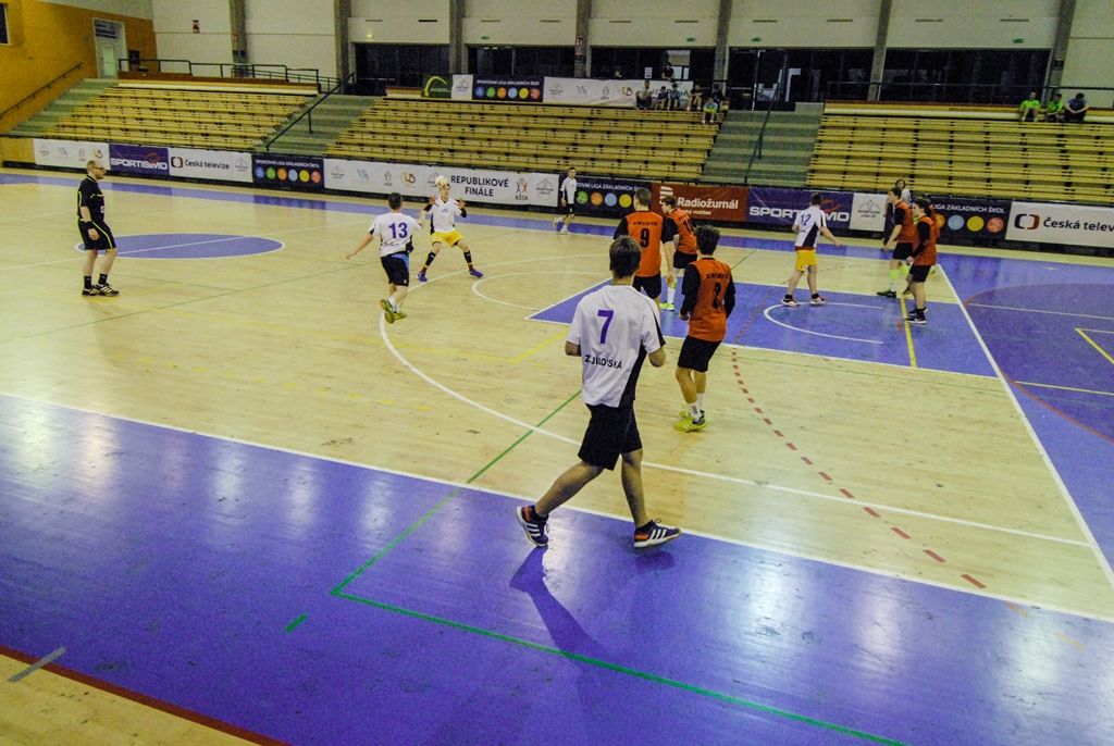 Dvanáct nejlepších žákovských týmů z celé České republiky se ve čtvrtek odpoledne pustilo do bojů o Pohár ministryně školství v házené, městská sportovní hala na Slovanech hostí finále Sportovní ligy základních škol. O prestižní trofej bojuje šest dívčích a stejný počet chlapeckých týmů. (foto: 7.4.2016)