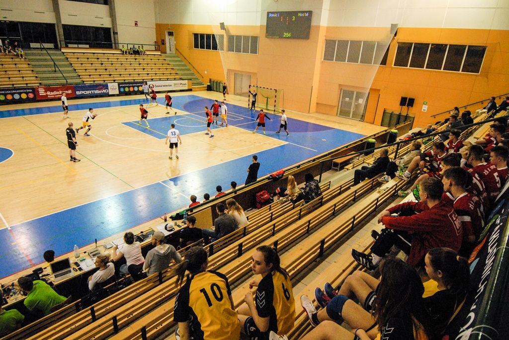 Dvanáct nejlepších žákovských týmů z celé České republiky se ve čtvrtek odpoledne pustilo do bojů o Pohár ministryně školství v házené, městská sportovní hala na Slovanech hostí finále Sportovní ligy základních škol. O prestižní trofej bojuje šest dívčích a stejný počet chlapeckých týmů. (foto: 7.4.2016)