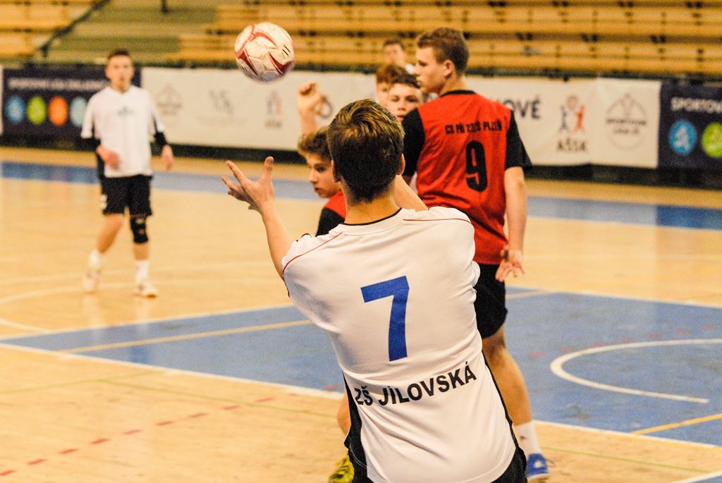 Dvanáct nejlepších žákovských týmů z celé České republiky se ve čtvrtek odpoledne pustilo do bojů o Pohár ministryně školství v házené, městská sportovní hala na Slovanech hostí finále Sportovní ligy základních škol. O prestižní trofej bojuje šest dívčích a stejný počet chlapeckých týmů. (foto: 7.4.2016)