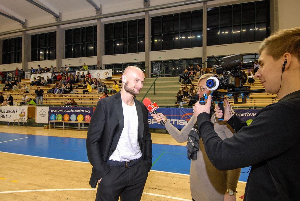 Po čtyřiadvaceti hodinách zná Sportovní liga základních škol své vítěze. Na palubovce městské sportovní haly na Slovanech dnes převzalo putovní Pohár ministryně školství v házené dívčí družstvo ZŠ Křiby Zlín, které obhájilo loňské vítězství. V chlapecké kategorii se radoval tým ZŠ Emila Zátopka z Kopřivnice. Čtyři plzeňské celky, které reprezentovaly západočeskou metropoli, skončily na dvou třetích, pátém a šestém místě. Několik domácích hráčů bylo nominováno porotou do obou „All Stars“ týmů. Organizátoři rozdali také individuální ocenění, několik z nich získali plzeňští zástupci. Nejlepší hráčkou turnaje se stala Julie Franková z 31. ZŠ Plzeň, nejlepším střelcem s počtem 40 gólů hráč 22. ZŠ Plzeň Martin Cvikl, nejlepším brankářem byl zvolen Ladislav Rikal z Bolevecké základní školy Plzeň. (foto: 8.4.2016)