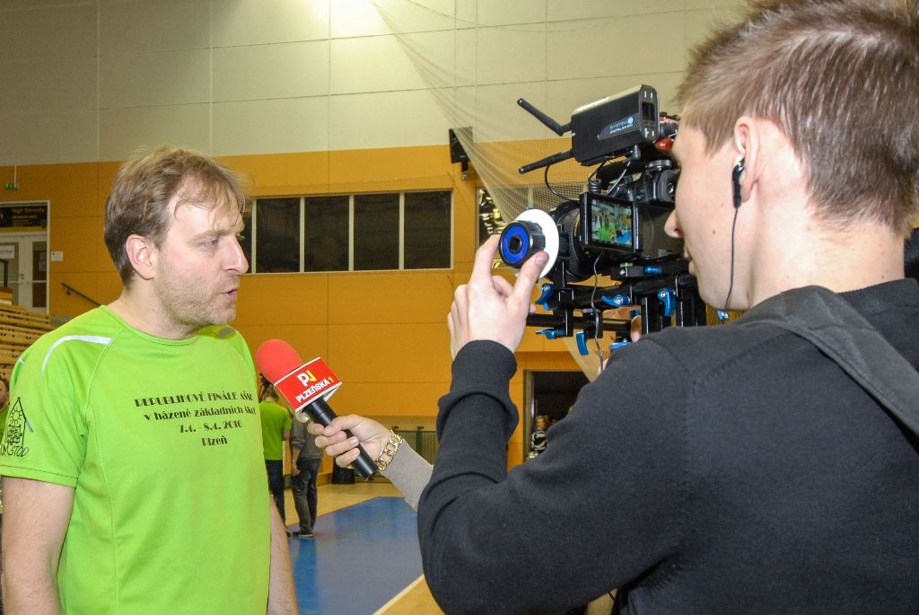 Po čtyřiadvaceti hodinách zná Sportovní liga základních škol své vítěze. Na palubovce městské sportovní haly na Slovanech dnes převzalo putovní Pohár ministryně školství v házené dívčí družstvo ZŠ Křiby Zlín, které obhájilo loňské vítězství. V chlapecké kategorii se radoval tým ZŠ Emila Zátopka z Kopřivnice. Čtyři plzeňské celky, které reprezentovaly západočeskou metropoli, skončily na dvou třetích, pátém a šestém místě. Několik domácích hráčů bylo nominováno porotou do obou „All Stars“ týmů. Organizátoři rozdali také individuální ocenění, několik z nich získali plzeňští zástupci. Nejlepší hráčkou turnaje se stala Julie Franková z 31. ZŠ Plzeň, nejlepším střelcem s počtem 40 gólů hráč 22. ZŠ Plzeň Martin Cvikl, nejlepším brankářem byl zvolen Ladislav Rikal z Bolevecké základní školy Plzeň. (foto: 8.4.2016)