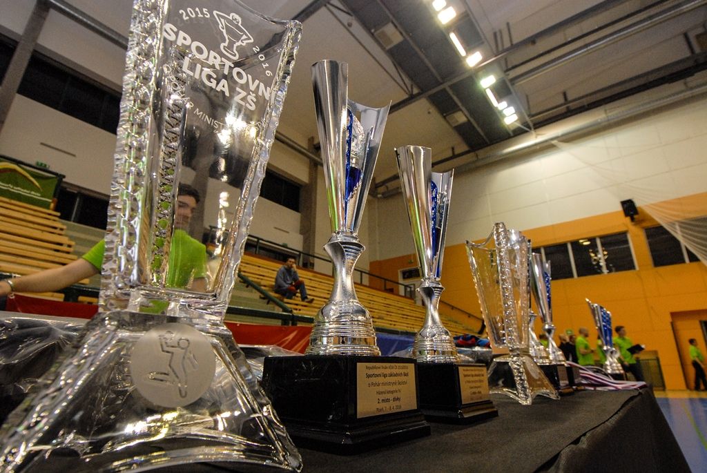 Po čtyřiadvaceti hodinách zná Sportovní liga základních škol své vítěze. Na palubovce městské sportovní haly na Slovanech dnes převzalo putovní Pohár ministryně školství v házené dívčí družstvo ZŠ Křiby Zlín, které obhájilo loňské vítězství. V chlapecké kategorii se radoval tým ZŠ Emila Zátopka z Kopřivnice. Čtyři plzeňské celky, které reprezentovaly západočeskou metropoli, skončily na dvou třetích, pátém a šestém místě. Několik domácích hráčů bylo nominováno porotou do obou „All Stars“ týmů. Organizátoři rozdali také individuální ocenění, několik z nich získali plzeňští zástupci. Nejlepší hráčkou turnaje se stala Julie Franková z 31. ZŠ Plzeň, nejlepším střelcem s počtem 40 gólů hráč 22. ZŠ Plzeň Martin Cvikl, nejlepším brankářem byl zvolen Ladislav Rikal z Bolevecké základní školy Plzeň. (foto: 8.4.2016)
