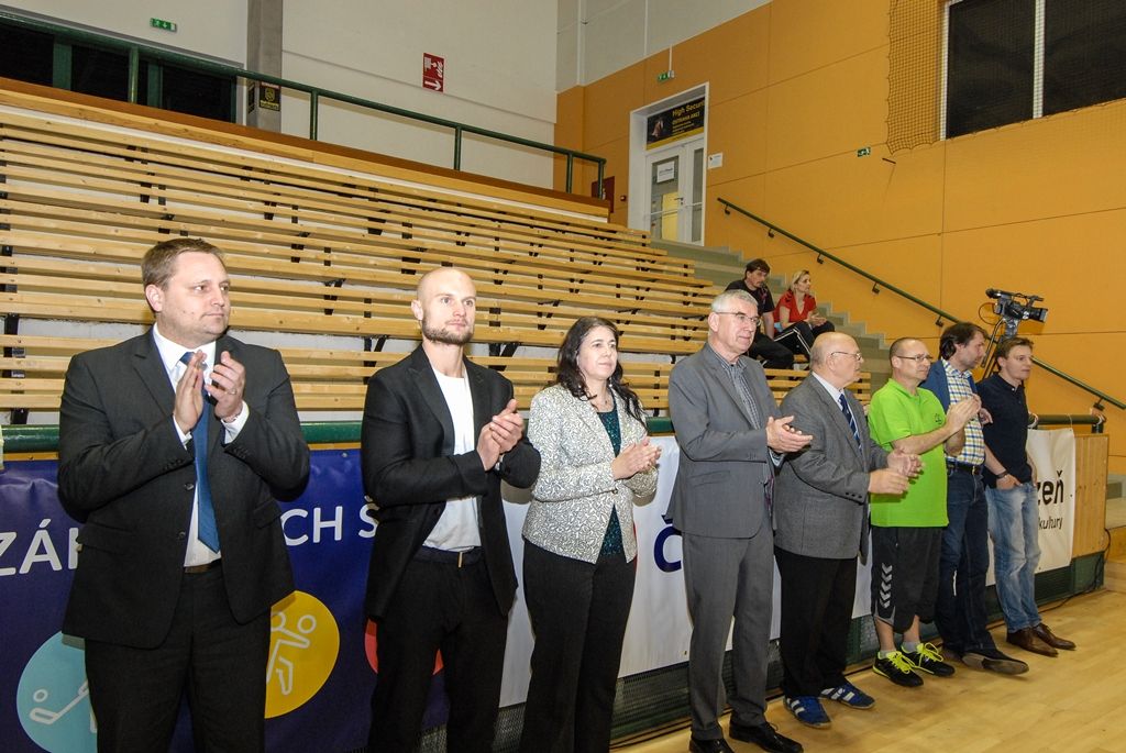 Po čtyřiadvaceti hodinách zná Sportovní liga základních škol své vítěze. Na palubovce městské sportovní haly na Slovanech dnes převzalo putovní Pohár ministryně školství v házené dívčí družstvo ZŠ Křiby Zlín, které obhájilo loňské vítězství. V chlapecké kategorii se radoval tým ZŠ Emila Zátopka z Kopřivnice. Čtyři plzeňské celky, které reprezentovaly západočeskou metropoli, skončily na dvou třetích, pátém a šestém místě. Několik domácích hráčů bylo nominováno porotou do obou „All Stars“ týmů. Organizátoři rozdali také individuální ocenění, několik z nich získali plzeňští zástupci. Nejlepší hráčkou turnaje se stala Julie Franková z 31. ZŠ Plzeň, nejlepším střelcem s počtem 40 gólů hráč 22. ZŠ Plzeň Martin Cvikl, nejlepším brankářem byl zvolen Ladislav Rikal z Bolevecké základní školy Plzeň. (foto: 8.4.2016)